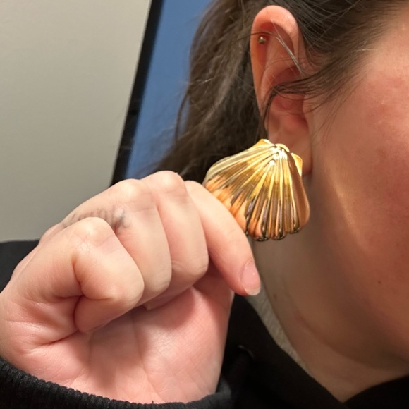 House of Harlow shell earings - Picture 3 of 3